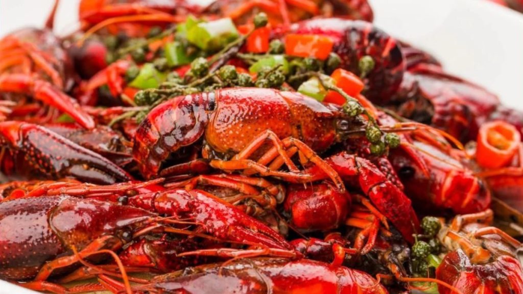 Udang Selingkuh ukuran besar yang dibakar dengan olesan madu dan bumbu rempah kecokelatan yang mengkilap