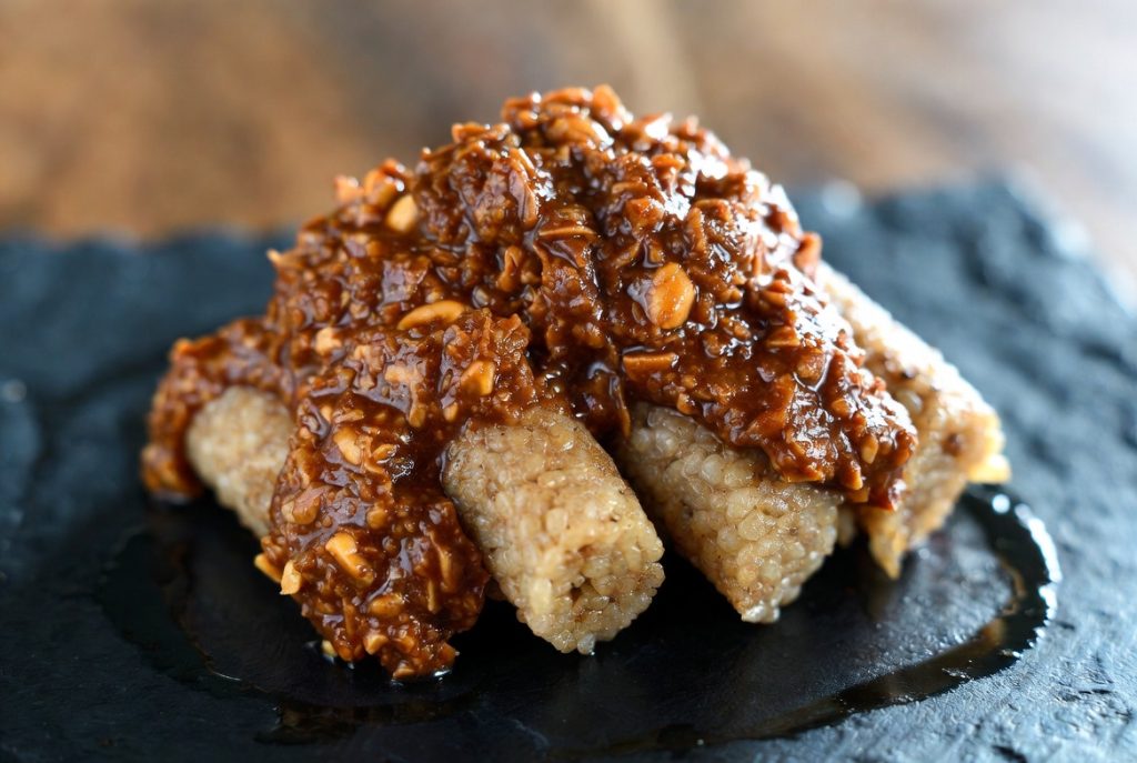 Lontong kacang yang padat dan matang sempurna dengan bintik kacang tanah