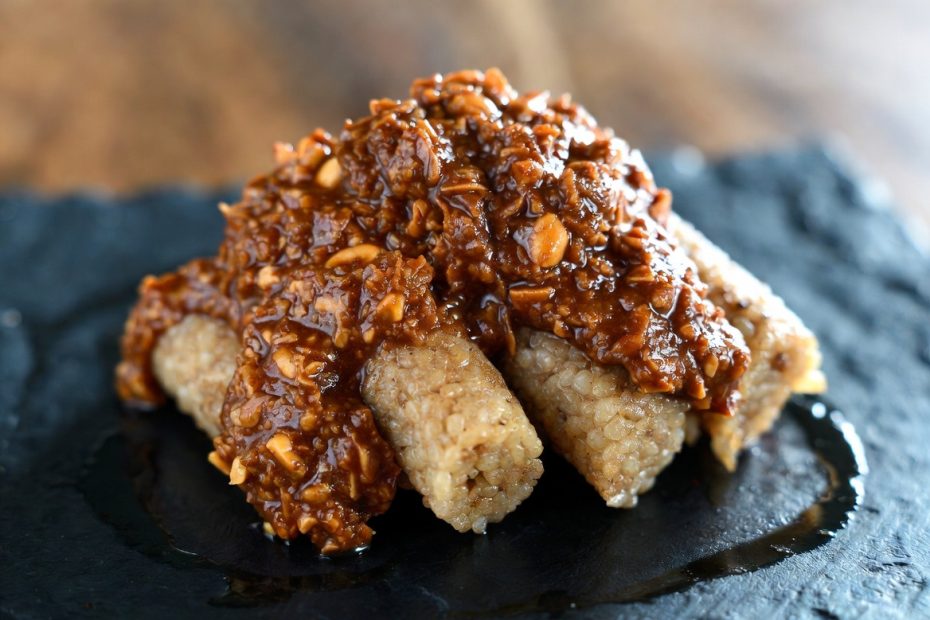 Lontong kacang yang padat dan matang sempurna dengan bintik kacang tanah