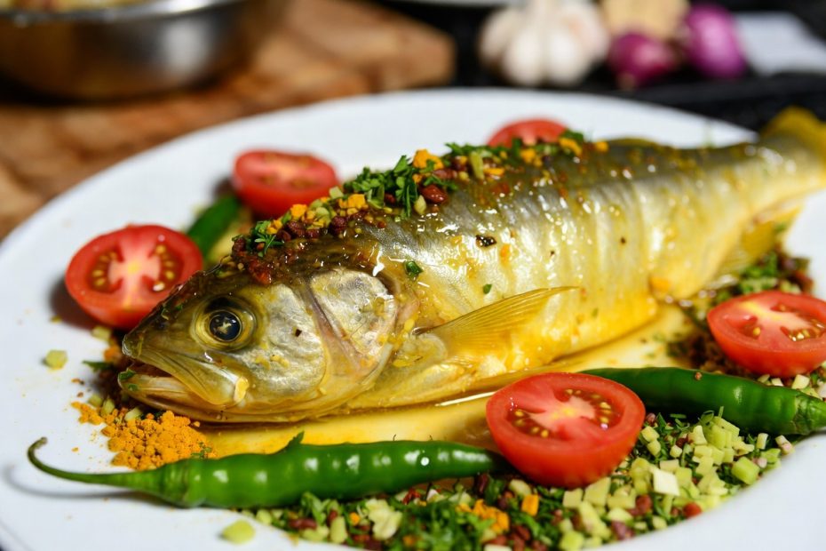 Sepiring Kuah Asang ikan kerapu dengan irisan tomat hijau dan daun kemangi